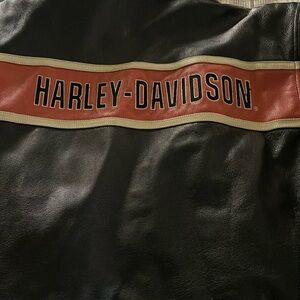 Authentic Harley Davidson jacket - Genuine leather . Size: Medium.